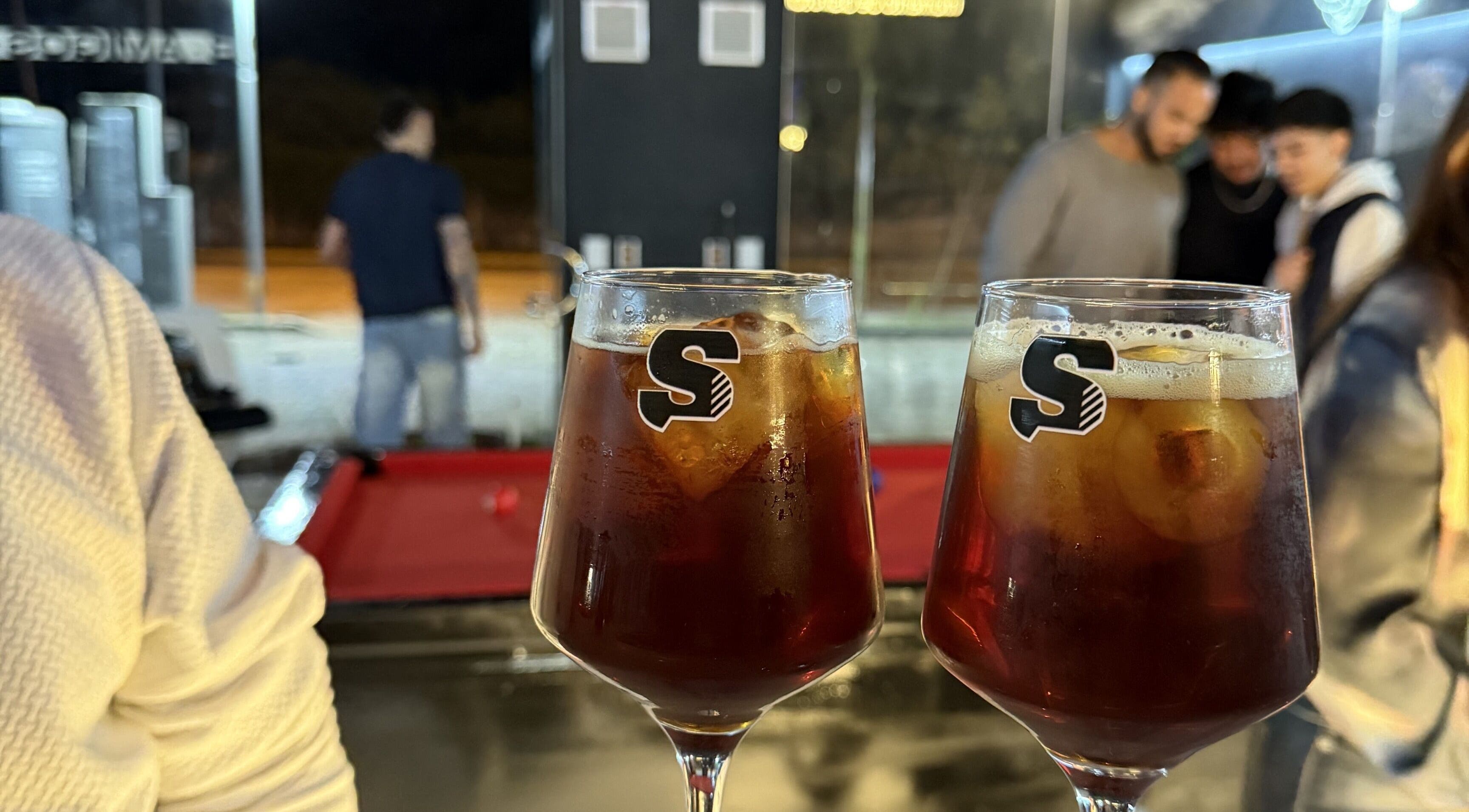 Dos copas elegantes en Salvatore Men’s Club - Manantiales, Córdoba, Córdoba, AR, sobre una mesa de billar.