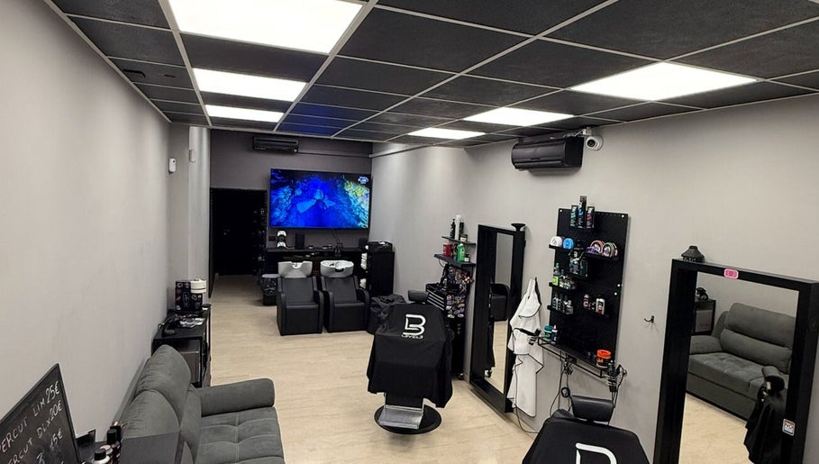 Interno elegante di BARBEROLOGY a San Lazzaro Di Savena, Emilia-romagna, IT, con sedie e specchi moderni.