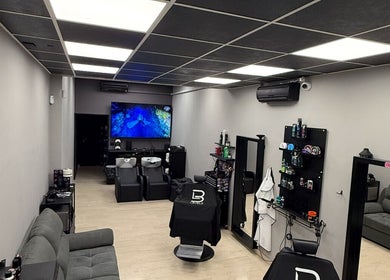 Interno elegante di BARBEROLOGY a San Lazzaro Di Savena, Emilia-romagna, IT, con sedie e specchi moderni.