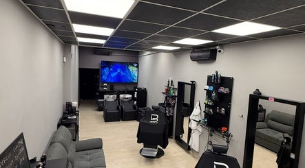 Interno elegante di BARBEROLOGY a San Lazzaro Di Savena, Emilia-romagna, IT, con sedie e specchi moderni.