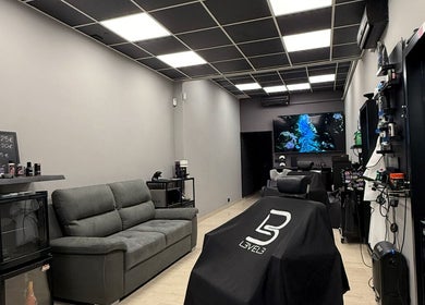 Interno BarberoLogy a San Lazzaro Di Savena, Emilia-Romagna, IT con arredamento moderno e decorazioni.