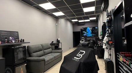 Interno BarberoLogy a San Lazzaro Di Savena, Emilia-Romagna, IT con arredamento moderno e decorazioni.