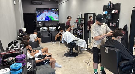 Clienti nel salone BARBEROLOGY, San Lazzaro Di Savena, Emilia-romagna, IT, godendo trattamenti professionali.