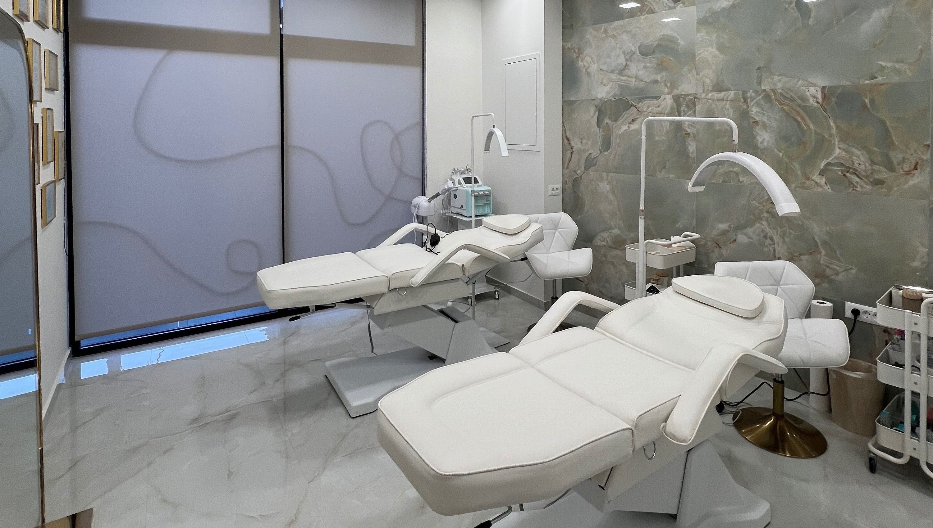 Εσωτερικός χώρος αισθητικής Mary Gi Aesthetics στην Κρεμαστή, Νότιου Αιγαίου, GR με μοντέρνες καρέκλες θεραπείας.