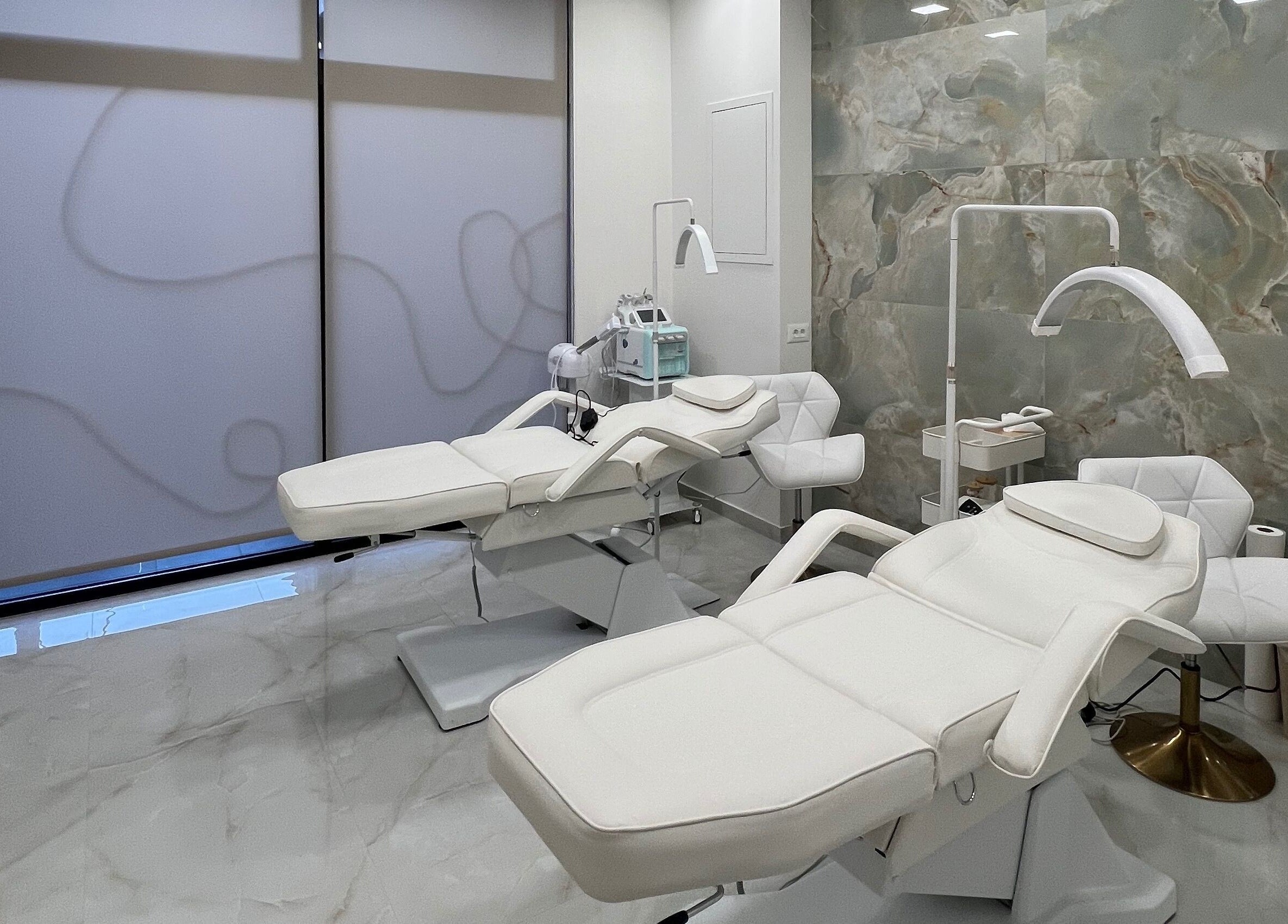 Εσωτερικός χώρος αισθητικής Mary Gi Aesthetics στην Κρεμαστή, Νότιου Αιγαίου, GR με μοντέρνες καρέκλες θεραπείας.