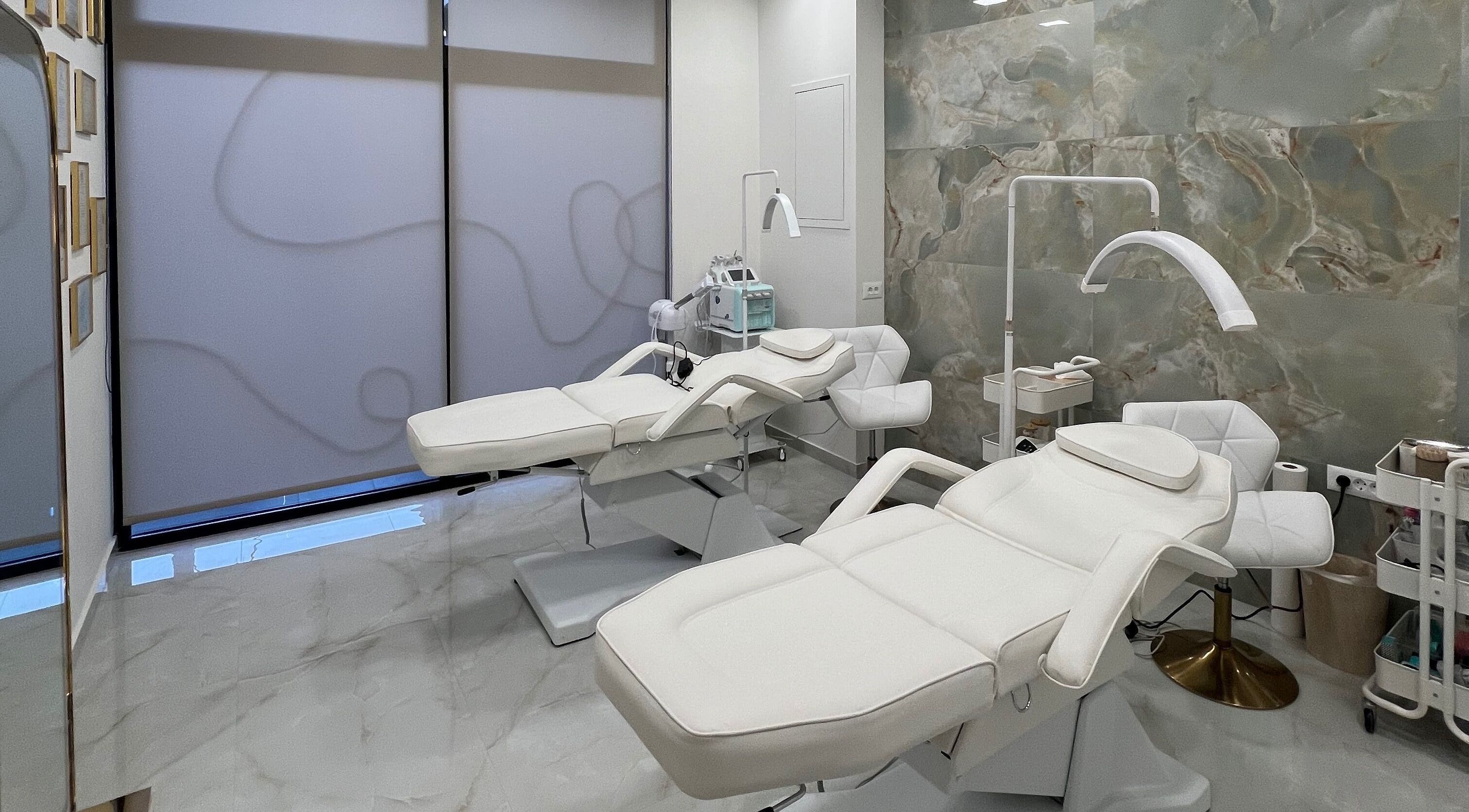 Εσωτερικός χώρος αισθητικής Mary Gi Aesthetics στην Κρεμαστή, Νότιου Αιγαίου, GR με μοντέρνες καρέκλες θεραπείας.