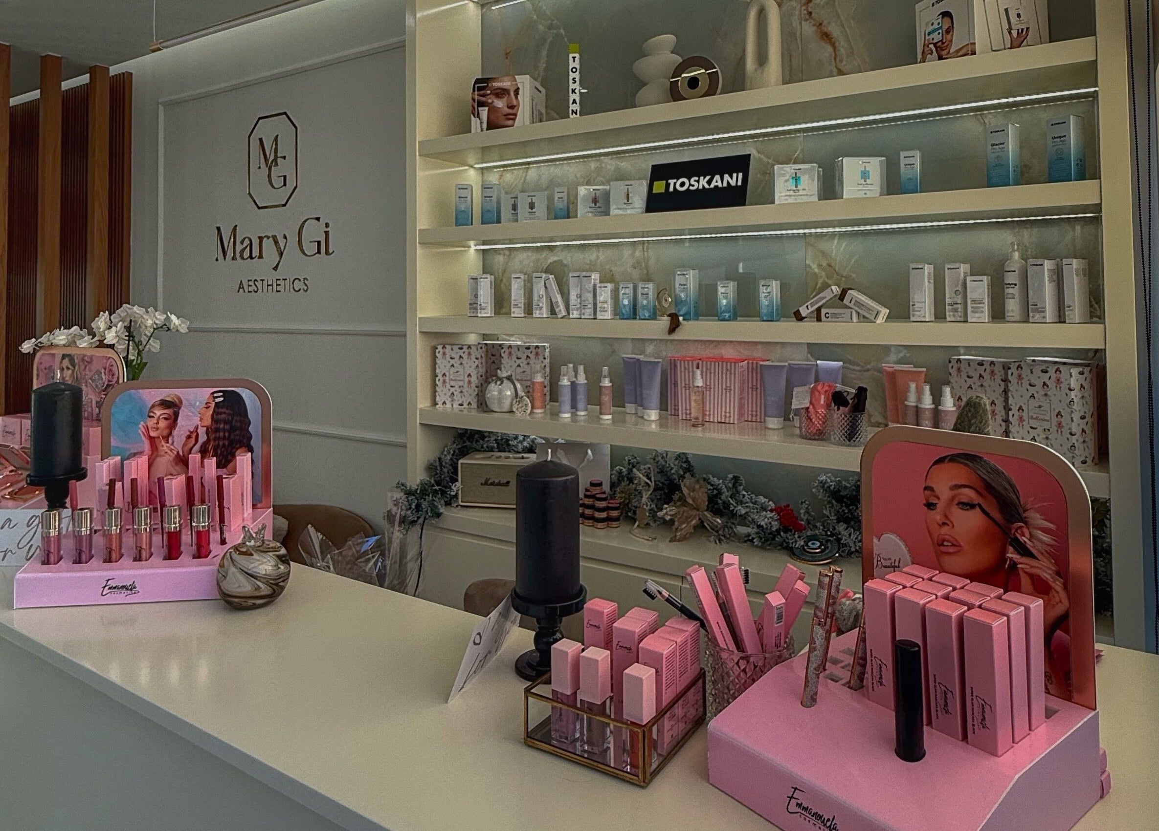 Κομψός χώρος υποδοχής στο Mary Gi Aesthetics, Κρεμαστή, Νότιου Αιγαίου, GR με προϊόντα ομορφιάς.