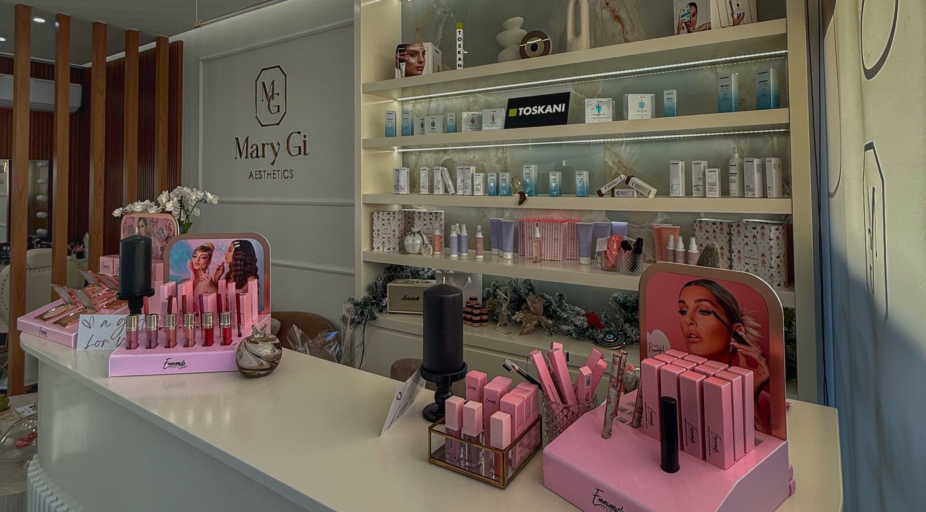 Κομψός χώρος υποδοχής στο Mary Gi Aesthetics, Κρεμαστή, Νότιου Αιγαίου, GR με προϊόντα ομορφιάς.