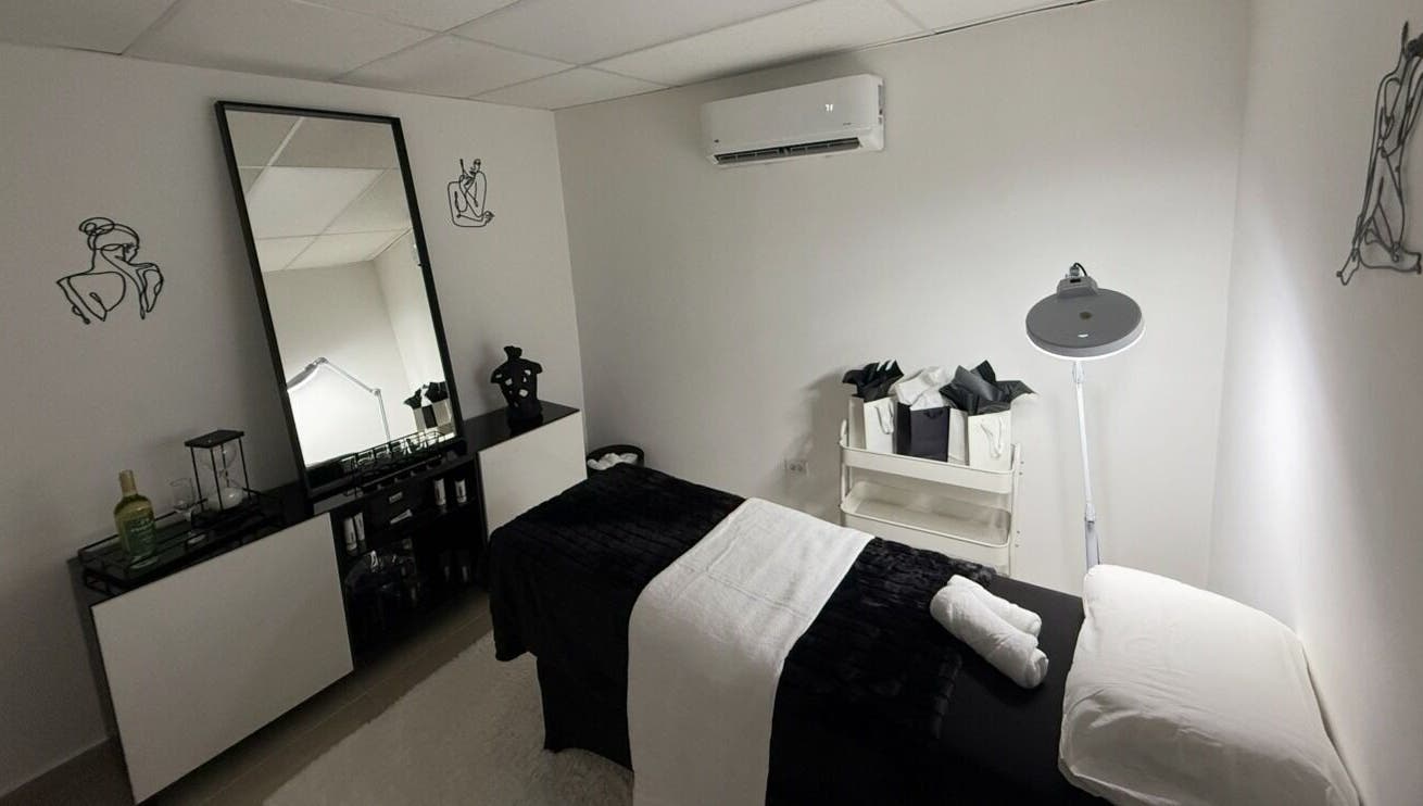 Chic treatment room at Smoothaestheticpr, San Juan, San Juan, PR with modern decor and a comfortable massage bed.