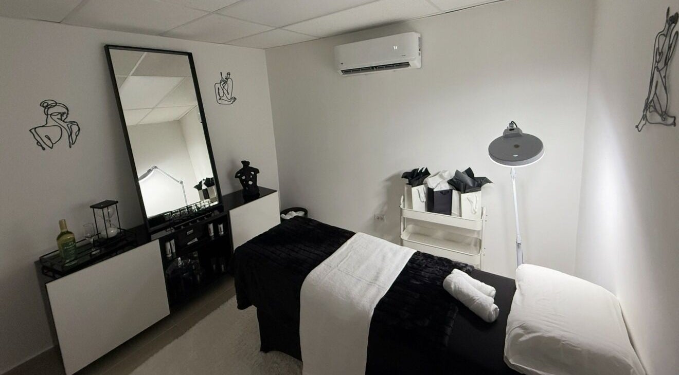 Chic treatment room at Smoothaestheticpr, San Juan, San Juan, PR with modern decor and a comfortable massage bed.
