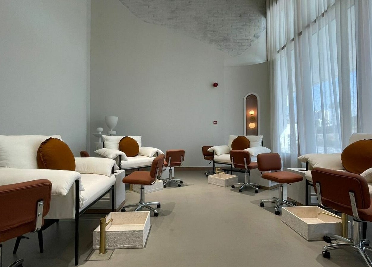 Luxurious seating area at The Nail Pavilion Salon in دبي, دبي, AE, featuring plush chairs and soft lighting.