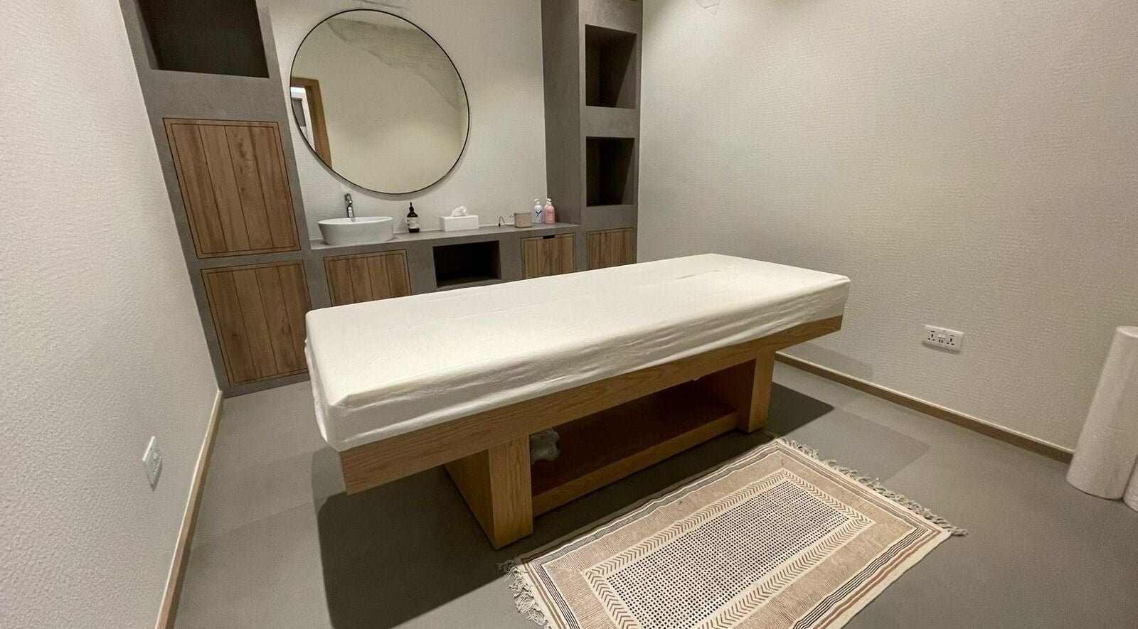 Relaxing treatment room at The Nail Pavilion Salon, دبي, دبي, AE, featuring a massage bed and soothing decor.