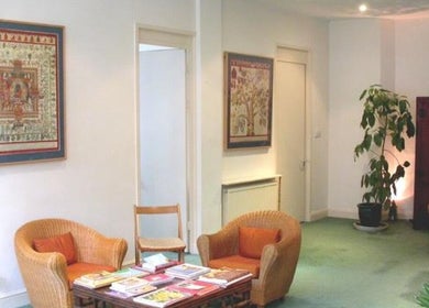 Relaxing seating area at Greenberg Health, London, England, GB with artwork and plants.