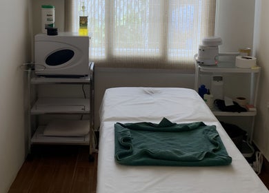 Relaxing treatment room at Mr Spa in Muscat, Muscat Governorate, OM, featuring a clean massage table.