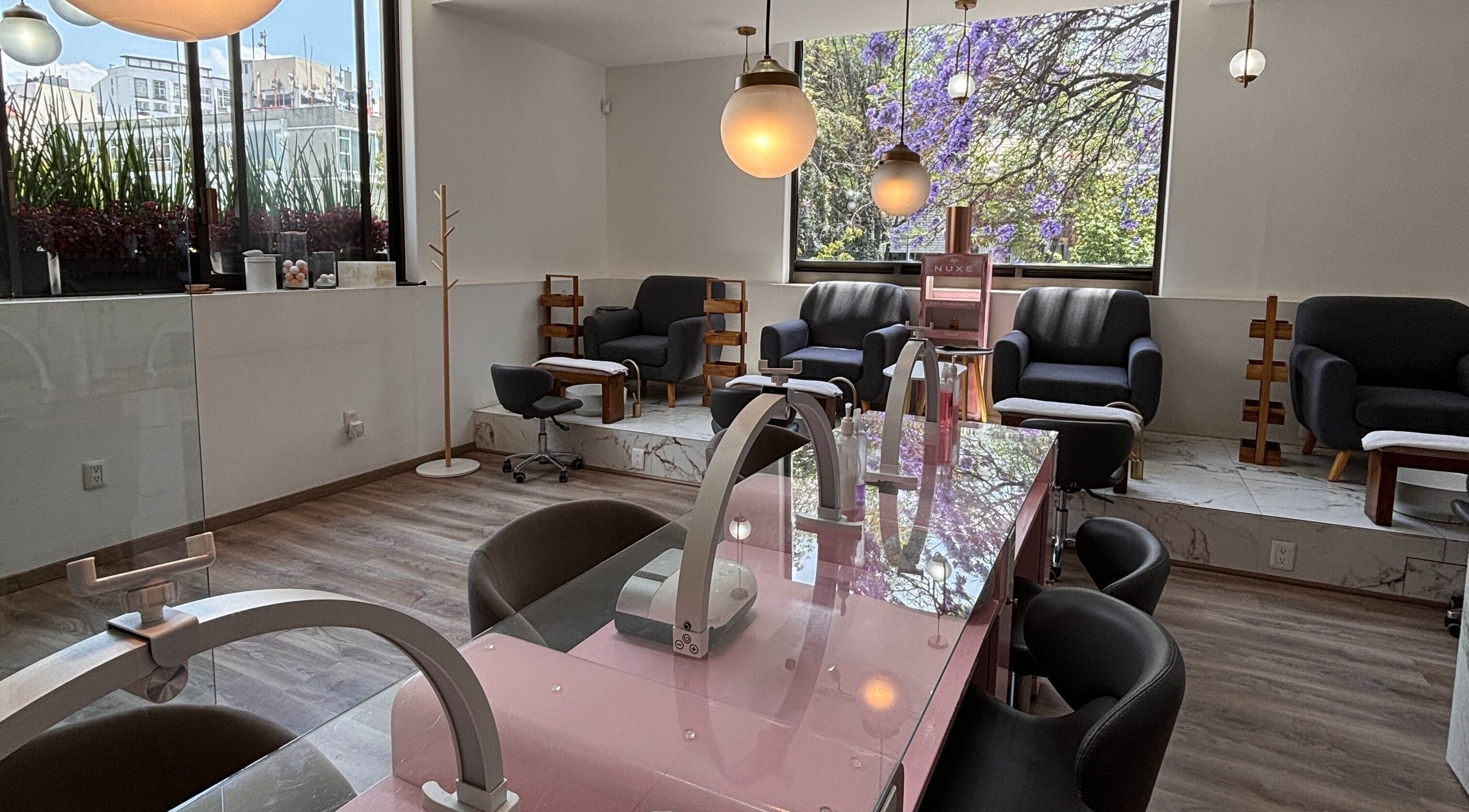 Interior elegante de Defranco Beauty Masaryk en Ciudad De México, con cómodos asientos y luz natural.