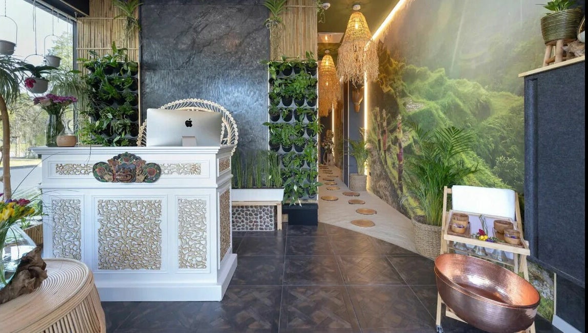 Recepcja w Spa and Art Bali w Kołobrzegu, PL z dekoracjami i zielonymi roślinami.