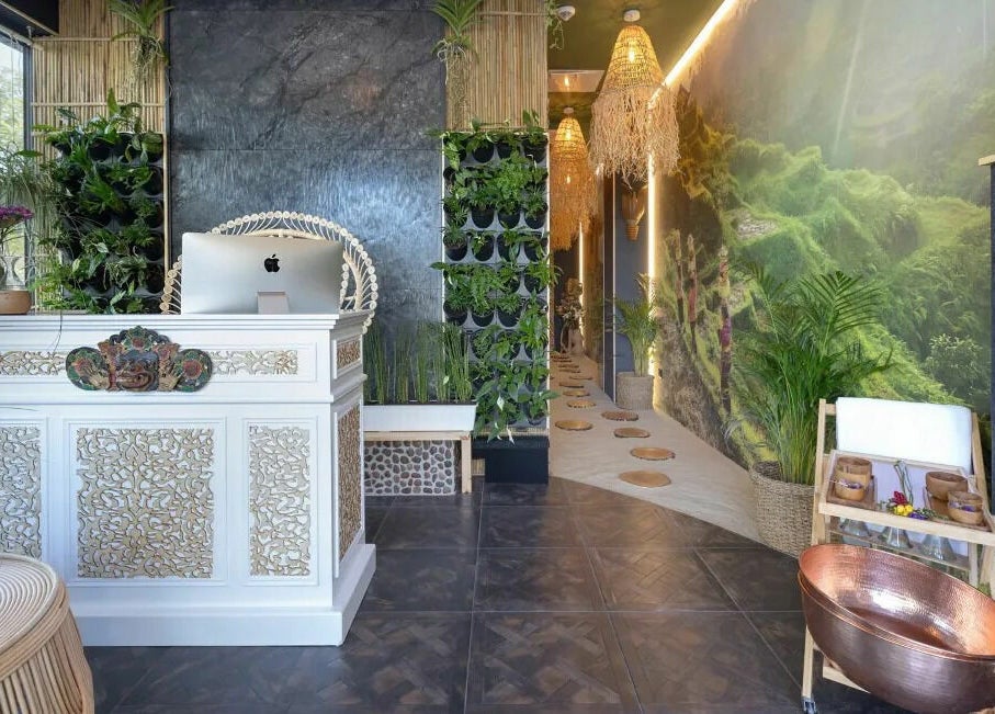 Recepcja w Spa and Art Bali w Kołobrzegu, PL z dekoracjami i zielonymi roślinami.