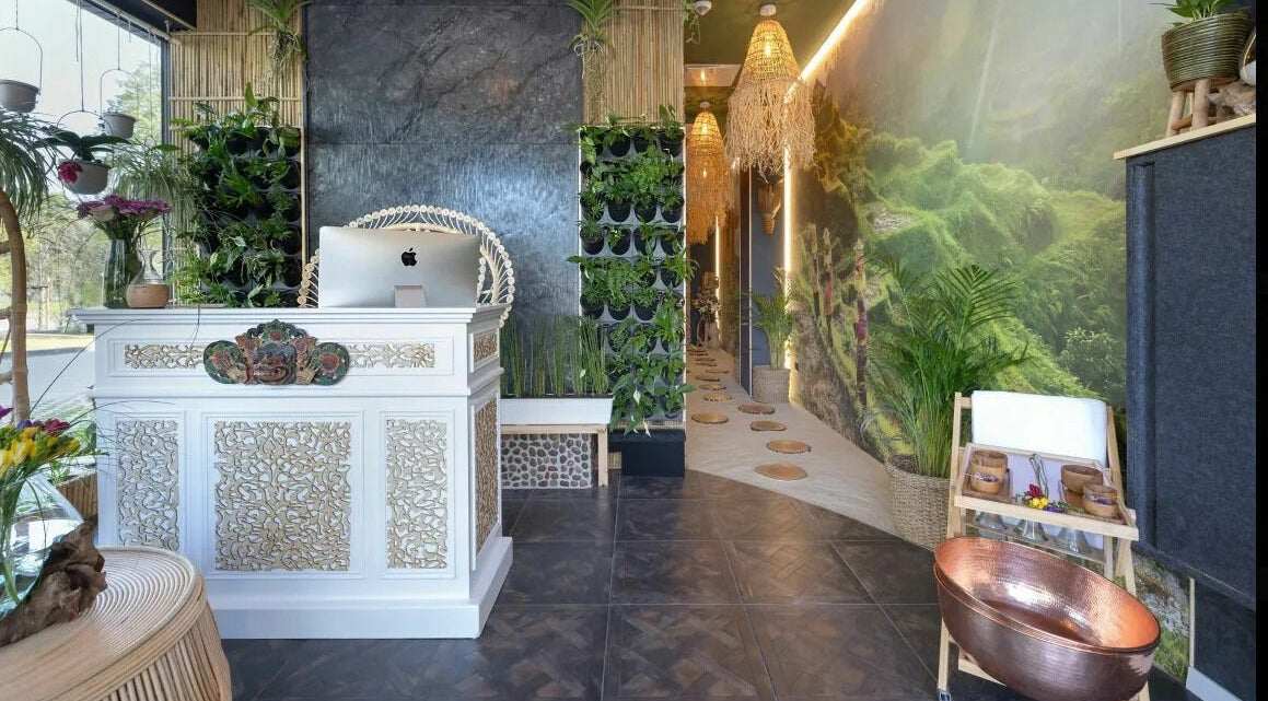 Recepcja w Spa and Art Bali w Kołobrzegu, PL z dekoracjami i zielonymi roślinami.