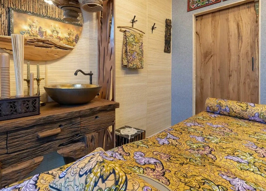 Relaksacyjny pokój w Spa and Art Bali, Kołobrzeg, Województwo Zachodniopomorskie, PL z drewnianymi akcentami.