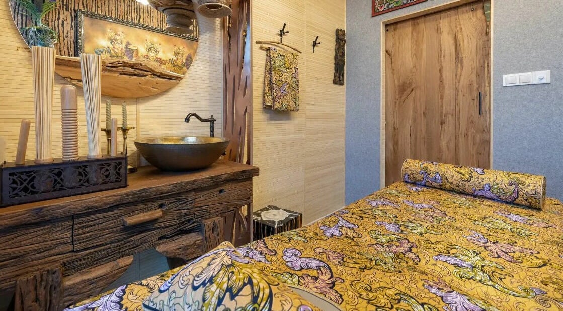 Relaksacyjny pokój w Spa and Art Bali, Kołobrzeg, Województwo Zachodniopomorskie, PL z drewnianymi akcentami.