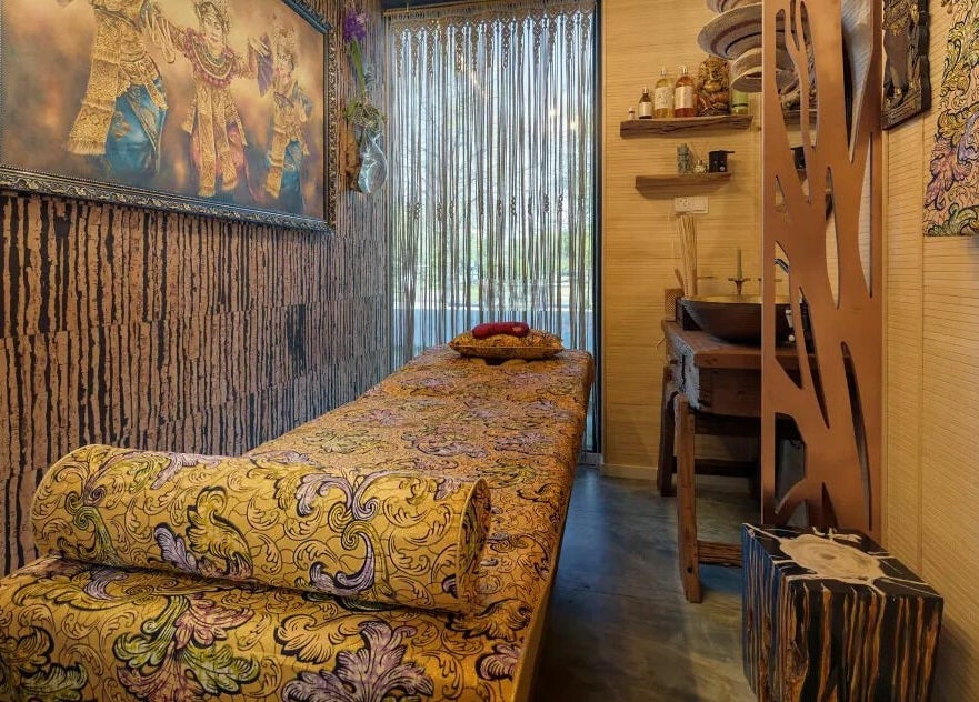 Pokój masażu w Spa and Art Bali, Kołobrzeg, Województwo Zachodniopomorskie, PL. Wnętrze z dekoracyjnymi detalami.