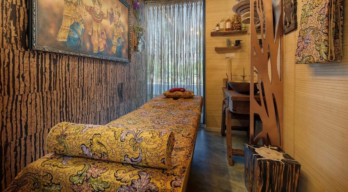 Pokój masażu w Spa and Art Bali, Kołobrzeg, Województwo Zachodniopomorskie, PL. Wnętrze z dekoracyjnymi detalami.