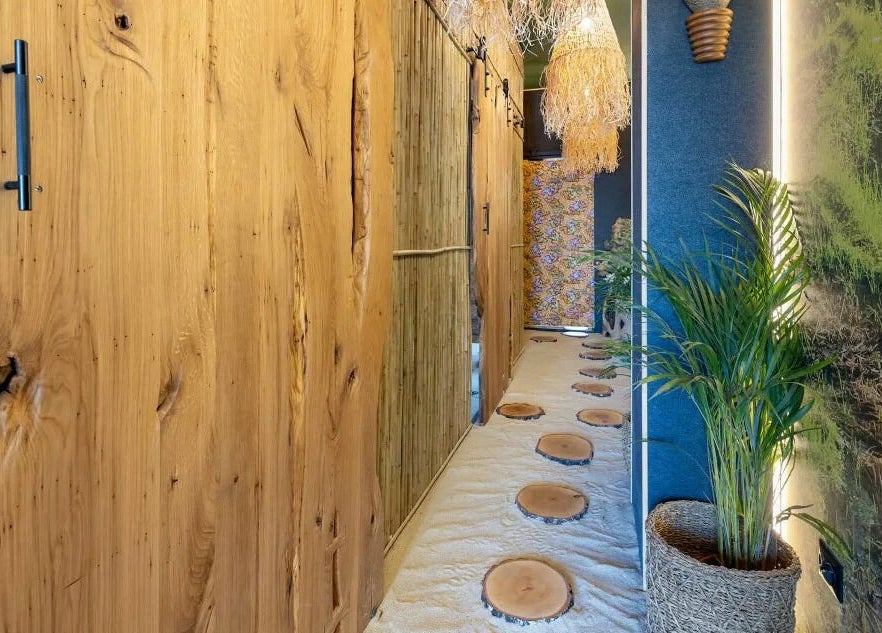 Relaksujący korytarz w Spa and Art Bali Kołobrzeg, Województwo Zachodniopomorskie, PL z drewnianymi detalami.