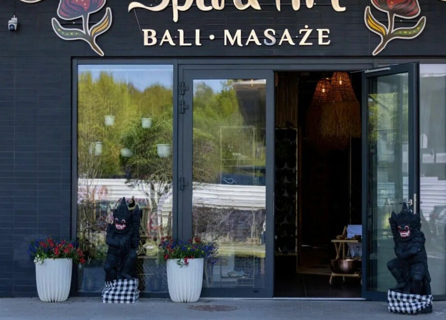 Wejście do Spa and Art Bali w Kołobrzegu, województwo zachodniopomorskie, PL. Stylowa fasada zachęca do relaksu.