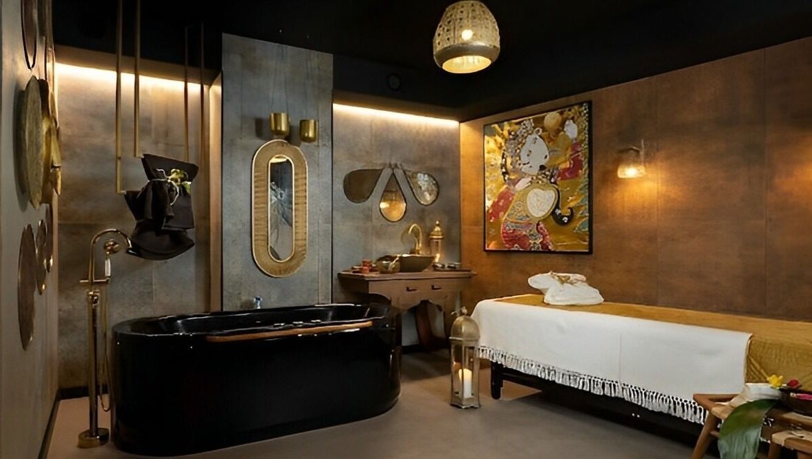 Luksusowe wnętrze Spa & Art Bali Tarasy w Kołobrzegu, PL z czarną wanną i dekoracją na ścianach.