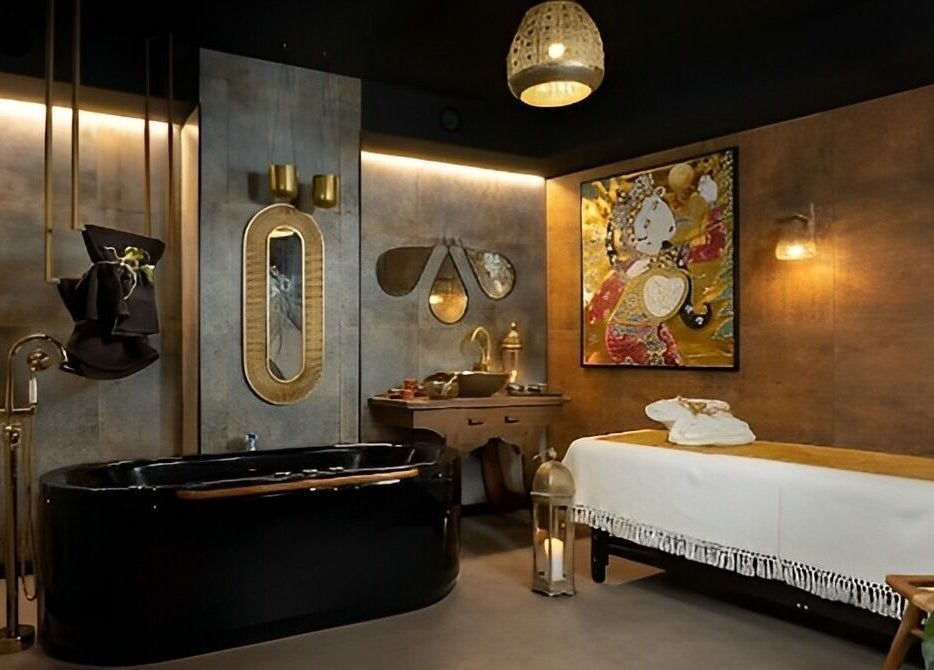 Luksusowe wnętrze Spa & Art Bali Tarasy w Kołobrzegu, PL z czarną wanną i dekoracją na ścianach.