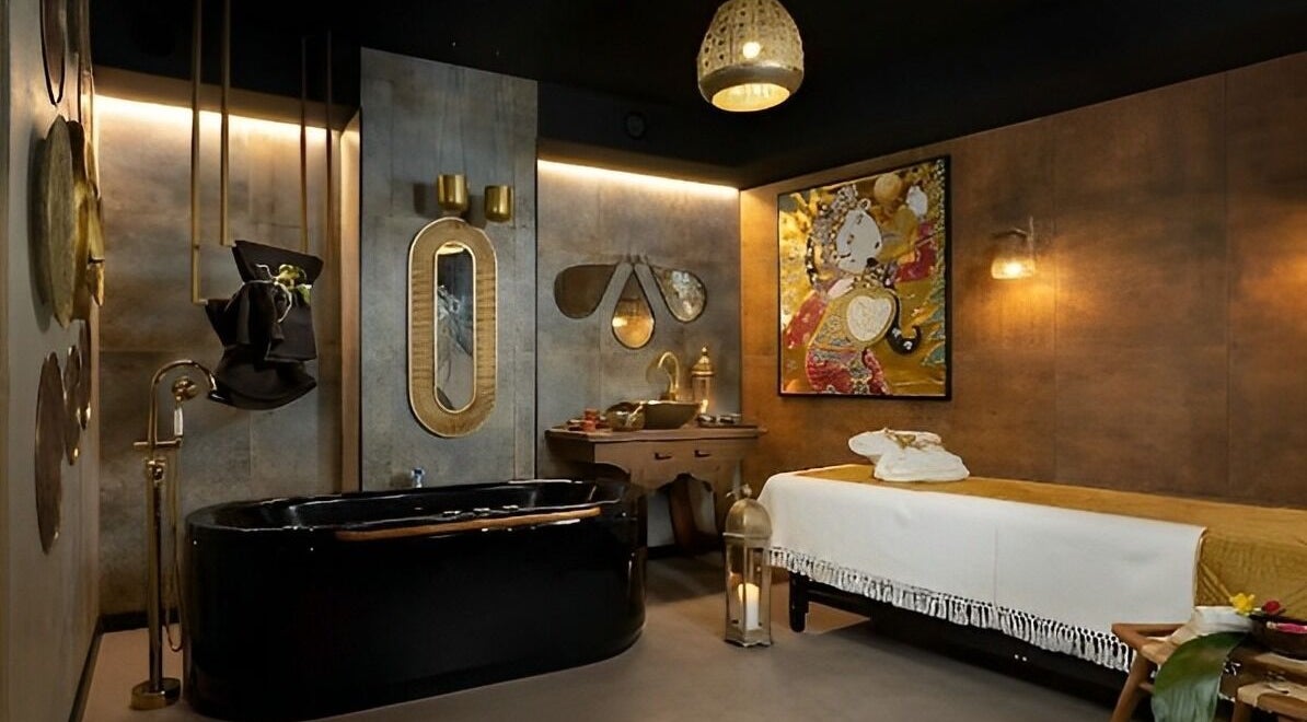 Luksusowe wnętrze Spa & Art Bali Tarasy w Kołobrzegu, PL z czarną wanną i dekoracją na ścianach.