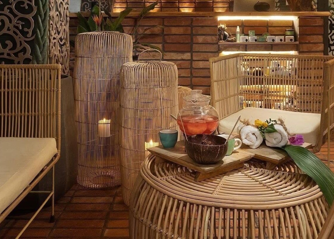 Relaks w Spa & Art Bali Tarasy, Kołobrzeg, Województwo Zachodniopomorskie, PL. Przytulne wnętrze z rattanowymi meblami.