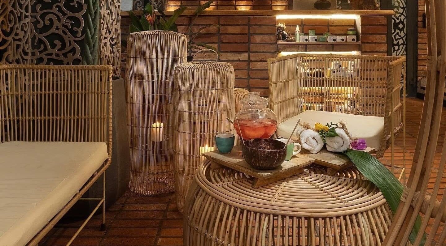 Relaks w Spa & Art Bali Tarasy, Kołobrzeg, Województwo Zachodniopomorskie, PL. Przytulne wnętrze z rattanowymi meblami.