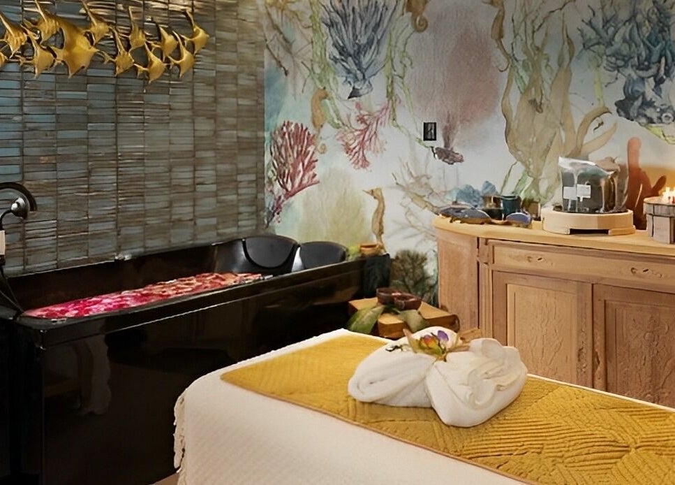 Kąpiel z płatkami róż w Spa & Art Bali Tarasy, Kołobrzeg, Województwo Zachodniopomorskie, PL.