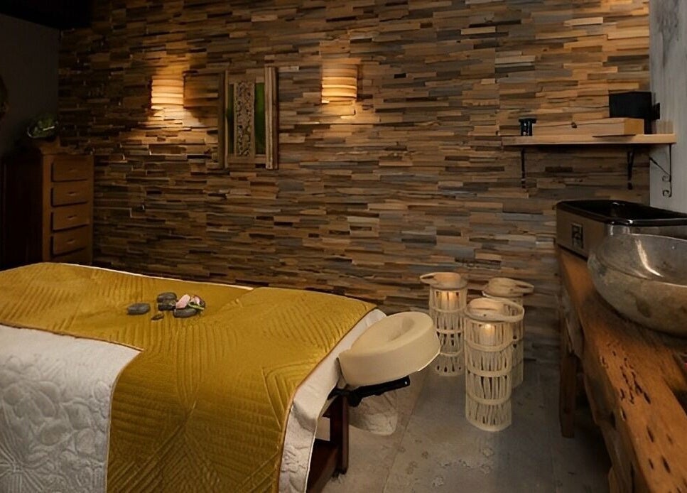 Relaksujący pokój masażu w Spa & Art Bali Tarasy, Kołobrzeg, Województwo Zachodniopomorskie, PL z drewnianymi detalami.