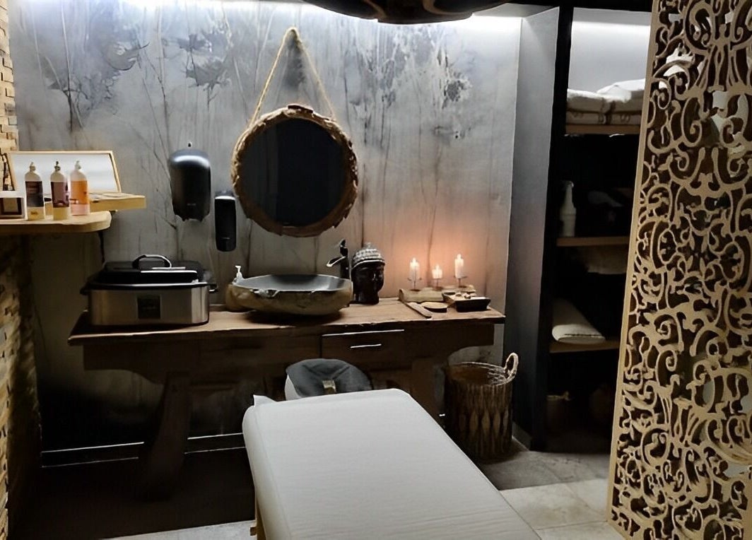 Eleganckie wnętrze Spa & Art Bali Tarasy w Kołobrzegu, Województwo Zachodniopomorskie, PL, z oświetleniem świec.