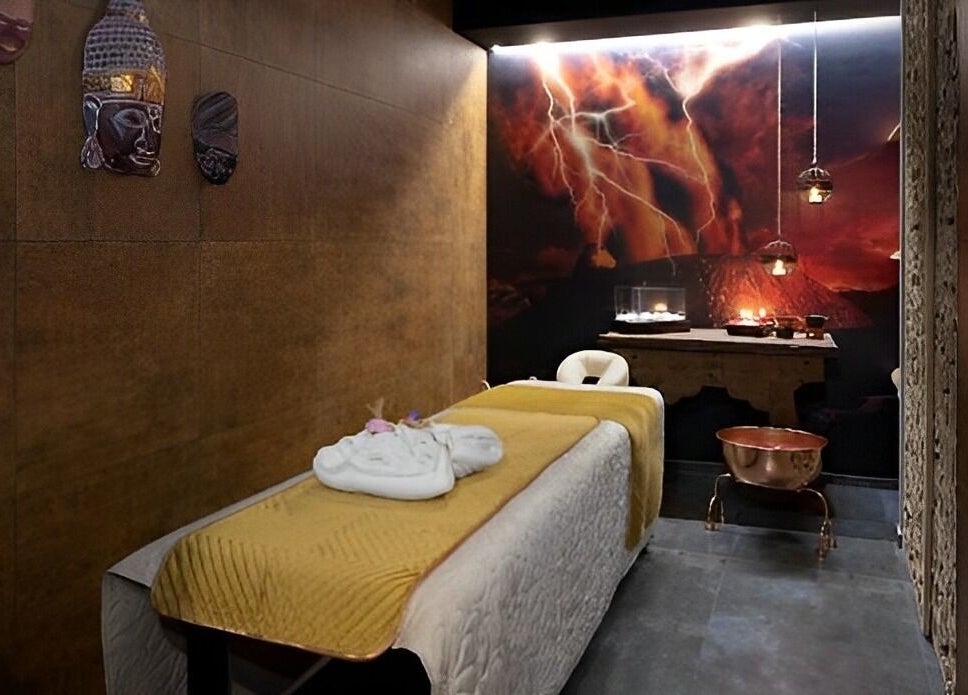 Pokój masażu Spa & Art Bali Tarasy, Kołobrzeg, Województwo Zachodniopomorskie, PL, z drewnianym stołem.