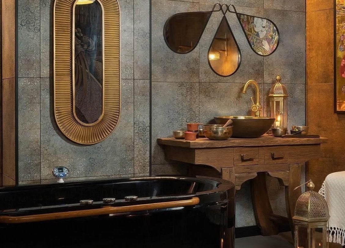 Stylowe wnętrze w Spa & Art Bali Tarasy, Kołobrzeg, z czarną wanną i orientalnym wystrojem.