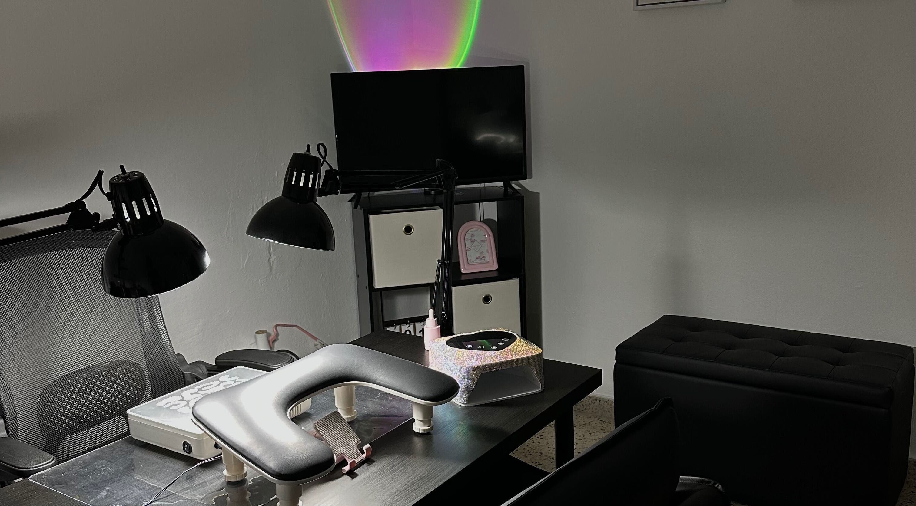 Modern nail station at Leslie Nails PR in Aguas Buenas, offering a chic and relaxing atmosphere.