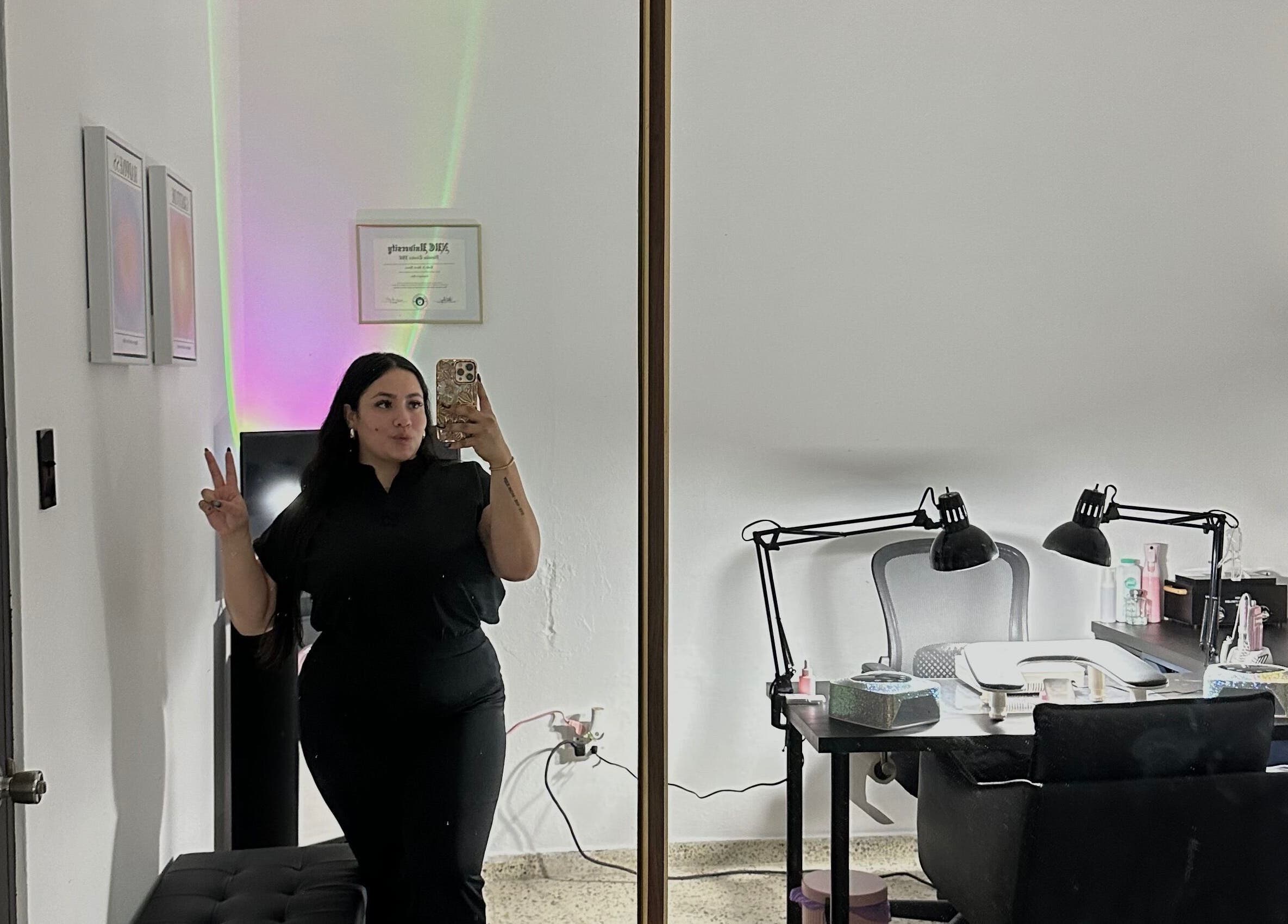 Modern workspace at Leslie Nails PR, Aguas Buenas, PR, showcasing stylish decor and beauty setup.