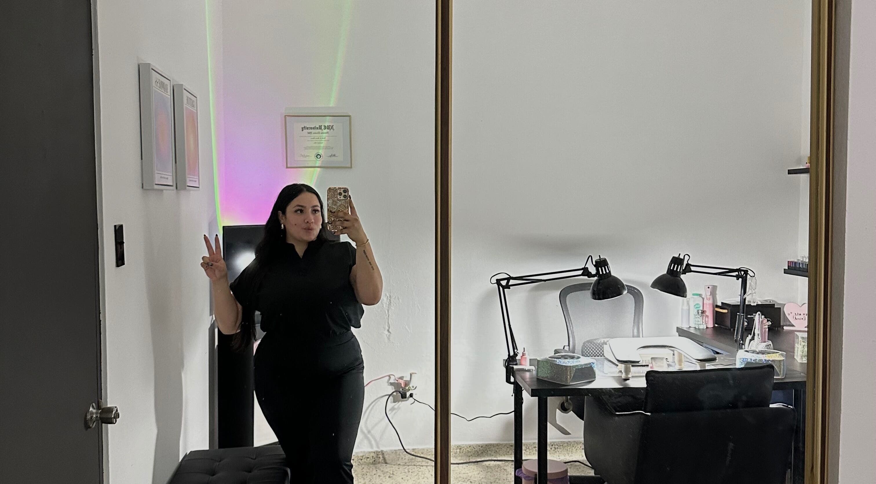 Modern workspace at Leslie Nails PR, Aguas Buenas, PR, showcasing stylish decor and beauty setup.