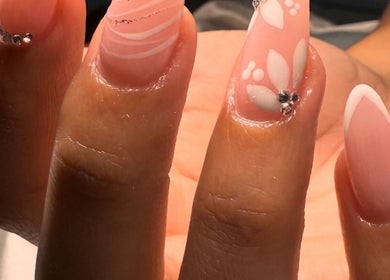 Diseño de uñas con arte floral en Lismynails Salon & Spa, Plantation, Florida, US.