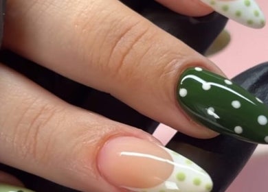 Manicura con diseño verde y puntos en Lismynails Salon & Spa, Plantation, Florida, US.