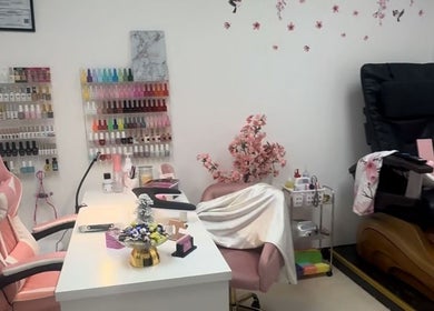 Sala de uñas en Lismynails Salon & Spa, Plantation, Florida, US, equipada con sillón y mesa de manicura.