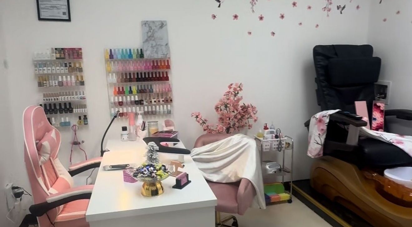 Sala de uñas en Lismynails Salon & Spa, Plantation, Florida, US, equipada con sillón y mesa de manicura.