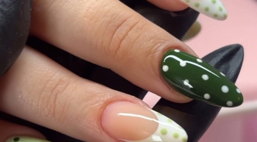 Diseño de uñas con puntos elegantes en Lismynails Salon & Spa, Plantation, Florida, US.