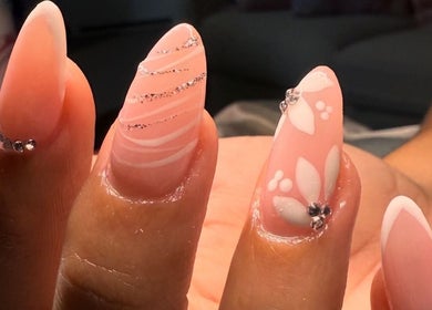 Uñas acrílicas decoradas en Lismynails Salon & Spa, Plantation, Florida, US.