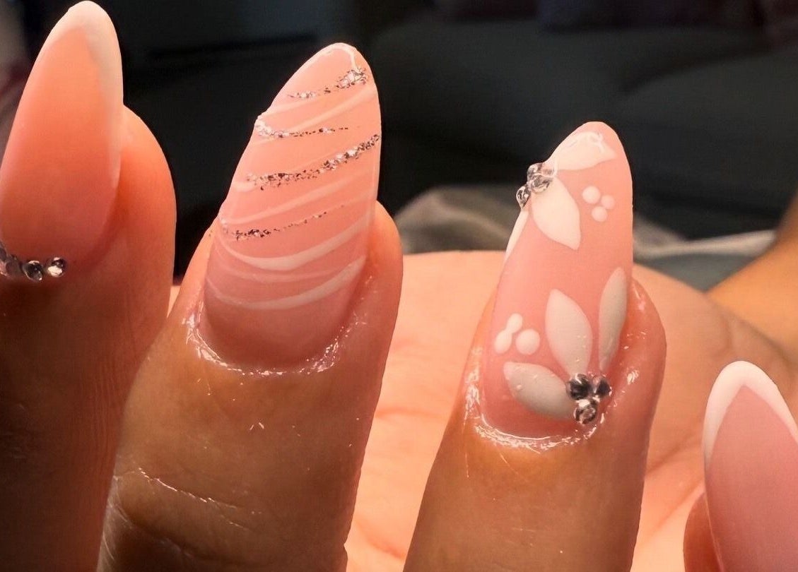 Uñas acrílicas decoradas en Lismynails Salon & Spa, Plantation, Florida, US.