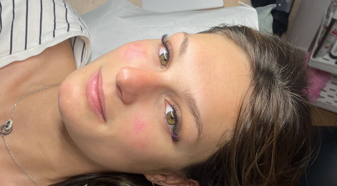 Femme détendue après soin chez AL Beauty, Airvault, Nouvelle-Aquitaine, FR.