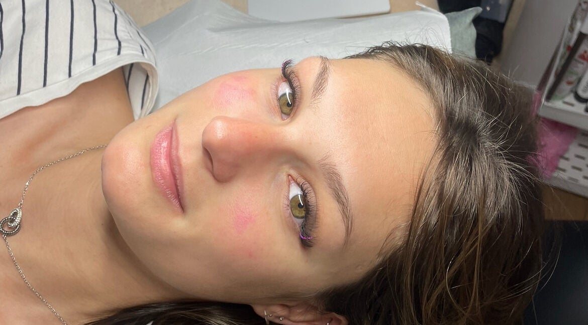 Femme détendue après soin chez AL Beauty, Airvault, Nouvelle-Aquitaine, FR.